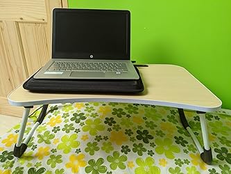 طاولة قابلة للطي بتصميم بسيط مع أدراج لاستخدامها مع الحواسيب المحمولة، وكطاولة جانبية للسرير.