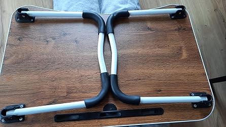 طاولة قابلة للطي بتصميم بسيط مع أدراج لاستخدامها مع الحواسيب المحمولة، وكطاولة جانبية للسرير.