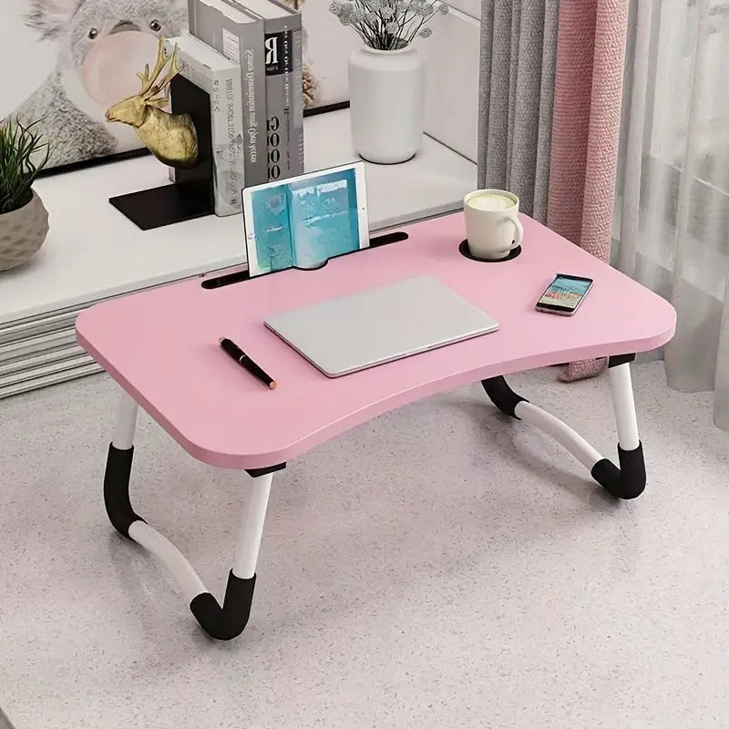 طاولة قابلة للطي بتصميم بسيط مع أدراج لاستخدامها مع الحواسيب المحمولة، وكطاولة جانبية للسرير.