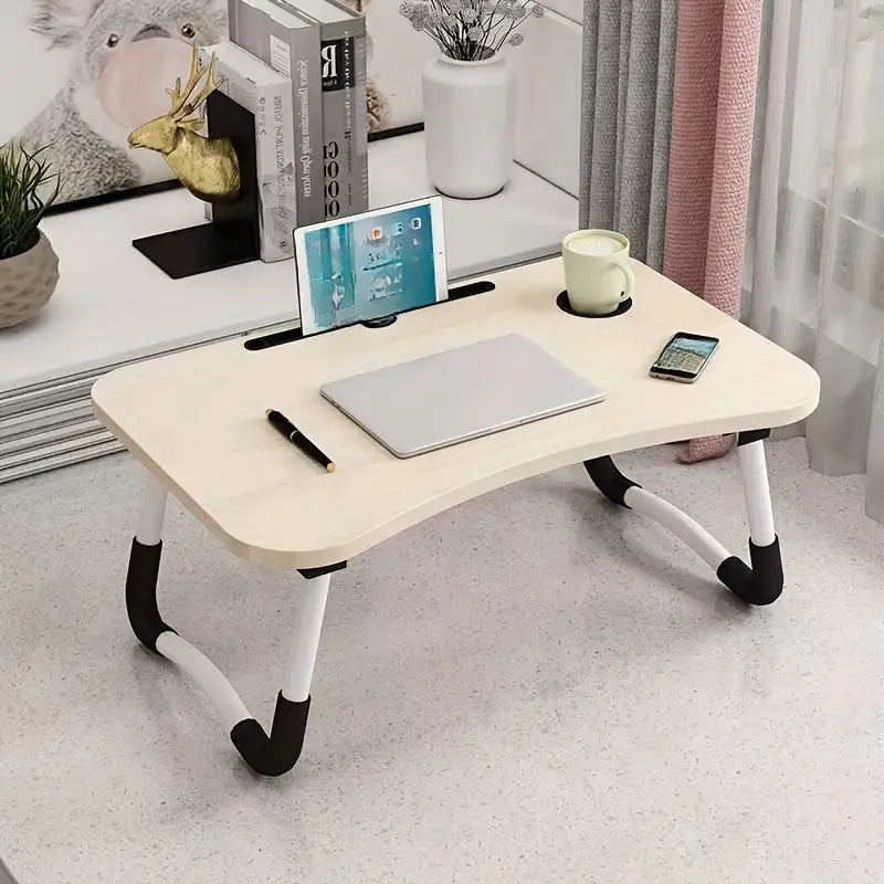 طاولة قابلة للطي بتصميم بسيط مع أدراج لاستخدامها مع الحواسيب المحمولة، وكطاولة جانبية للسرير.
